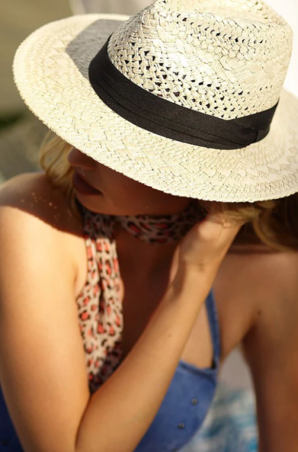 Topi Panama dengan Aksen Pita Batik